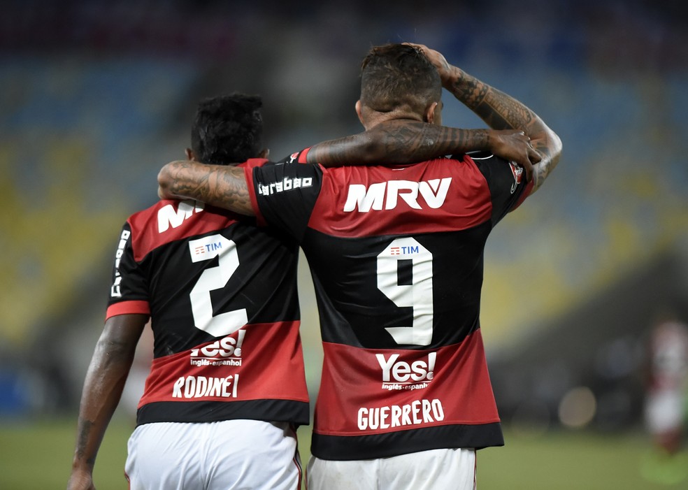 Rodinei e Guerrero comemoram um dos gols do Flamengo contra a Universidad Católica (Foto: André Durão)
