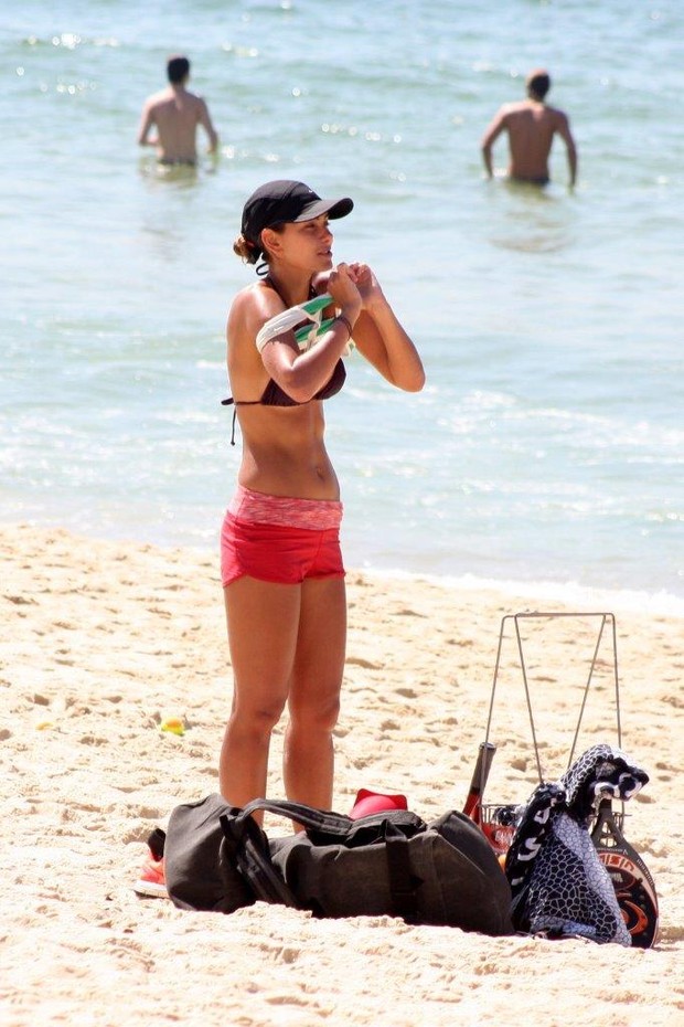 Letícia Wiermann, filha de Datena, na praia (Foto: JC Pereira/AgNews)