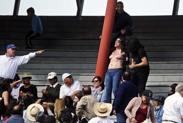 Manifestante tirou a blusa para protestar contra as touradas no Peru. (Foto: AFP Photo/Ernesto Benavides)