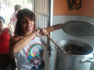 Caldinho de feijão preparado para os foliões do Bacalhau do Batata (Foto: Marina Meireles/G1)