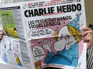 Capa da última edição do semanário satírico francês 'Charlie Hebdo', publicado antes do atentado contra a sede da publicação (Foto: AFP Photo/Bertrand Guay)