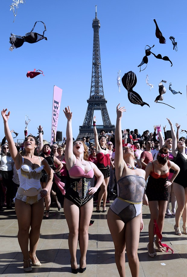 Mulheres atiram sutiãs para cima para alertar sobre o câncer de mama na Praça do Trocadero, em frente à Torre Eiffel (Foto: Franck Fife/AFP)