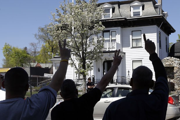 Jovens protestam no dia 6 de maio em frente à funerária de Worcester onde o corpo de Tamerlan estava (Foto: Elise Amendola/AP)