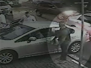 Suspeito usava fuzil para abordar vítimas (Foto: Reprodução /TV Globo)
