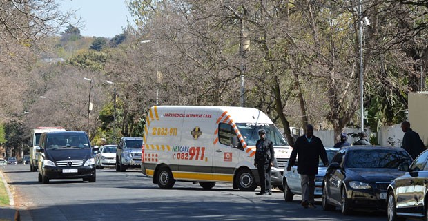 Ambulância que transportava o ex-presidente Sul-Africano Nelson Mandela chega em sua casa em Joanesburg (Foto: Alexander Joe/ AFP)