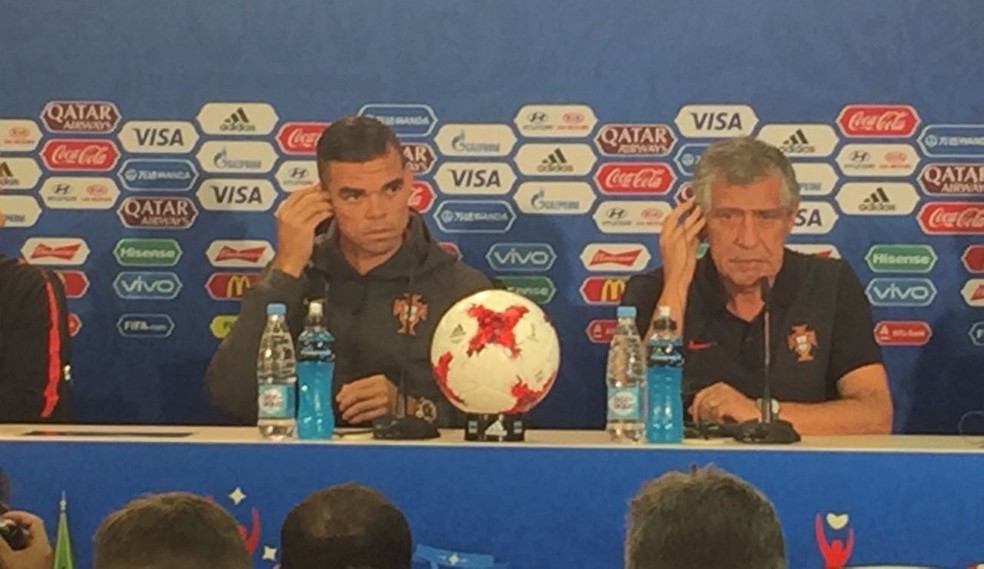 Pepe, ao lado de Fernando Santos, participa de entrevista coletiva de Portugal nesta terça-feira em Moscou (Foto: Thiago Dias/GloboEsporte.com)