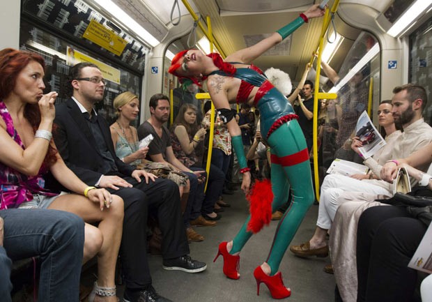 Modelo se exibe durante desfile no metrô de Berlim (Foto: Thomas Peter / Reuters)