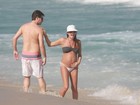 Grávida, Joana Balaguer namora o marido em dia de praia no Rio