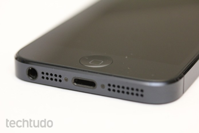 O iPhone 5 é o primeiro smartphone da Apple com o conector lightning (Foto: Allan Melo / TechTudo) O iPhone 5 é o primeiro smartphone da Apple com o conector lightning (Foto: Allan Melo / TechTudo)