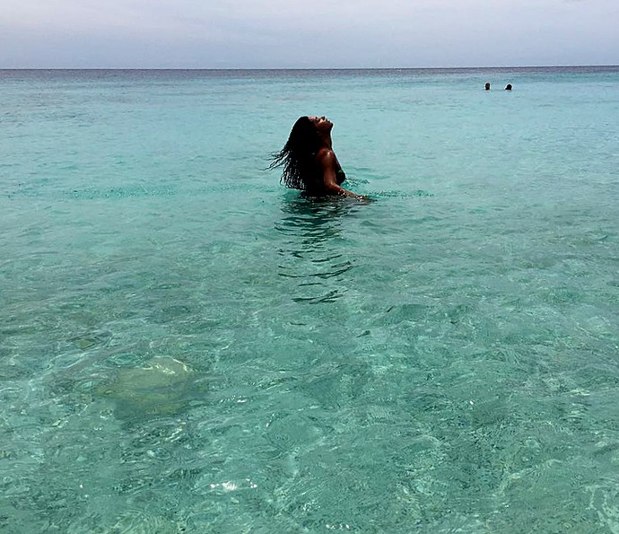 Em momento de descanso, Juliana Alves aproveita as águas claras (Foto: Arquivo pessoal)