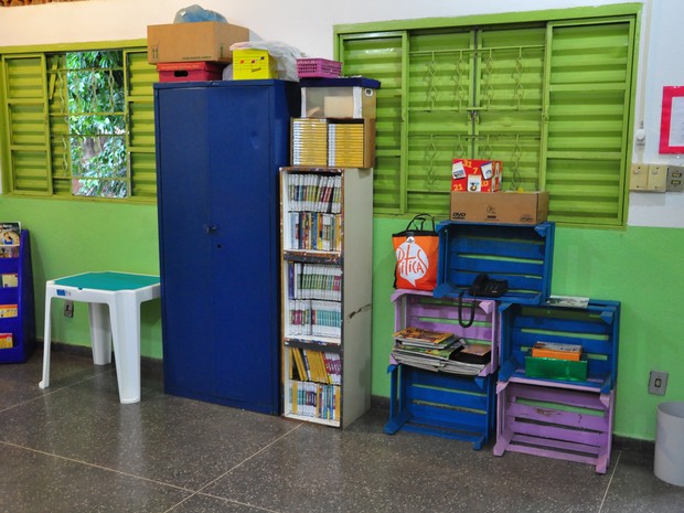 Alunos de faculdade reformam salas de escola pública em Cuiabá (Foto: Carlos Palmeira/G1)