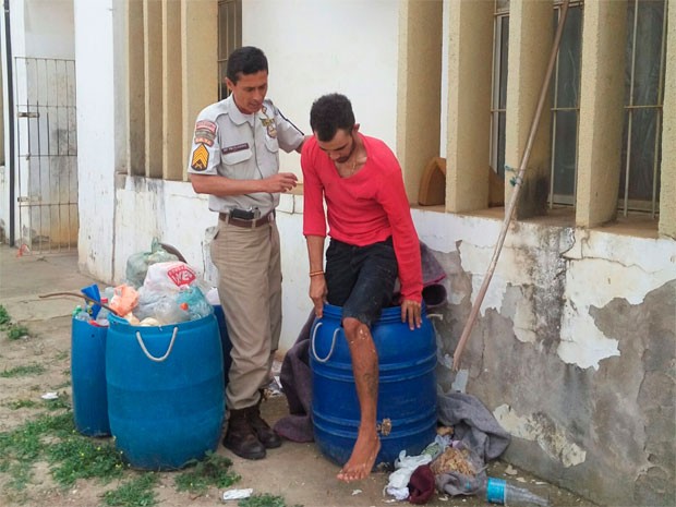 Detento  flagrado ao tentar fugir de presdio em tonel de lixo na Bahia (Foto: Divulgao/Sinspeb-BA)