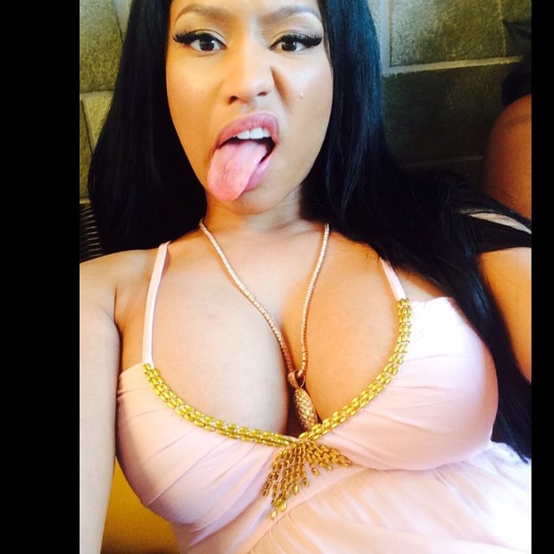 Nicki Minaj posa decotada para selfie (Foto: Instagram/ Reprodução)