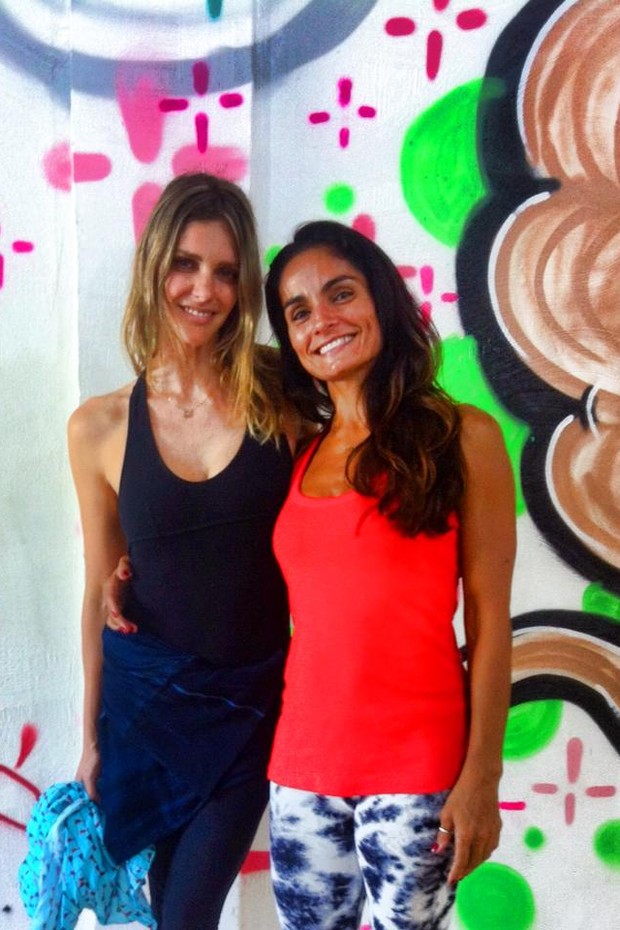 Fernanda Lima na aula de ioga (Foto: Facebook / Reprodução)