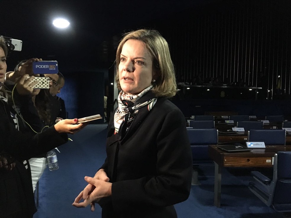 A senadora Gleisi Hoffmann (PT-PR) concedeu entrevista a jornalistas enquando sessão do Senado estava suspensa (Foto: Alessandra Modzeleski/G1)