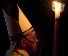 Papa Francisco participa da Vigília Pascal 
no Vaticano (Alessandra Tarantino/AP)