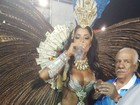 Aline Riscado desfila no carnaval de SP com costeiro pesado: 'Eu aguento'
