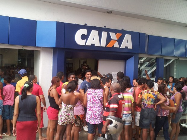 Em pleno domingo, cadastrados do Bolsa-Família lotam Caixa com medo de perder benefício (Foto: Igor Almeida)