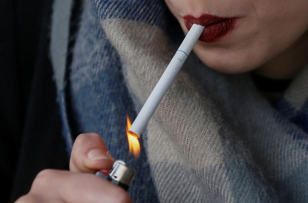  Mulher acende cigarro em Kiev, na Ucrânia (Foto: Reuters/Valentyn Ogirenko)