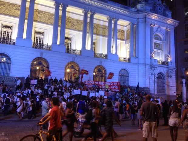 Protesto chegou à escadaria da Câmara (Foto: Marcelo Elizardo/G1)