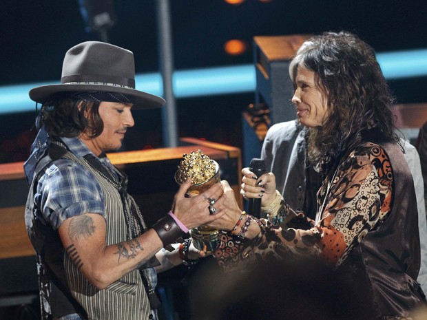 Johnny Depp recebe prêmio das mãos do vocalista do Aerosmith Steven Tyler no MTV Movie Awards (Foto: Mario Anzuoni/Reuters)