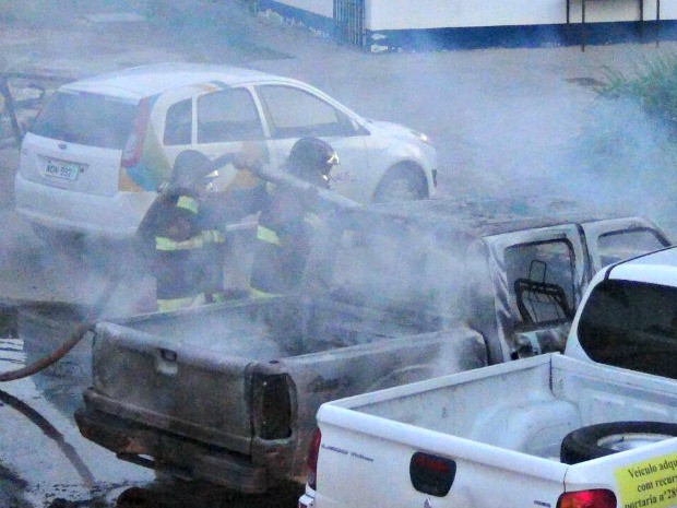 Três carros foram destruídos (Foto: Divulgação/ Bombeiros)