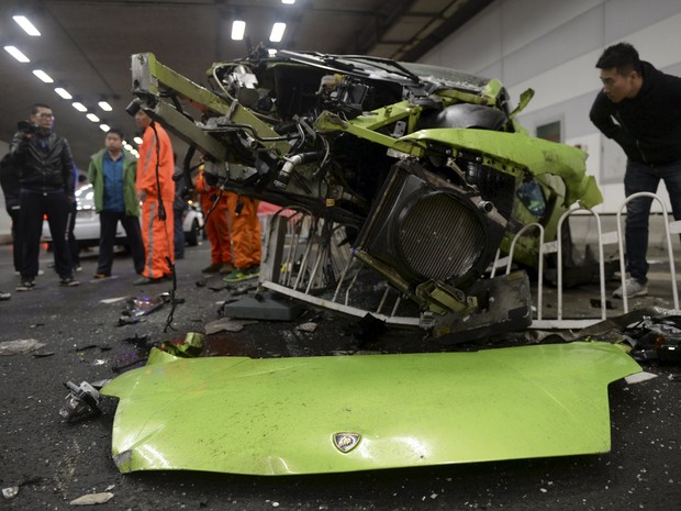 Lamborghini destruído em acidente com Ferrari em um túnel de Pequim, neste domingo (12) (Foto: REUTERS/Stringer)