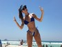 Thalita Zampirolli tira microbiquíni do armário, exibe cinturinha e curte praia