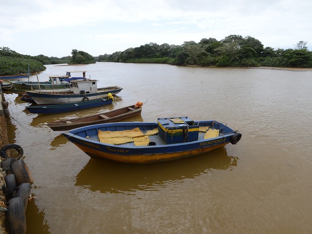 , a áÁgua perdeu a coloração alaranjada que havia ganhado com a chegada da lama da Samarco (Foto: Bernardo Coutinho/A Gazeta)