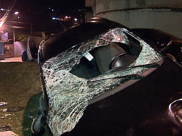 Após atingir seis pessoas, carro teria batido em outro veículo e capotado. (Foto: Reprodução/TV Globo)