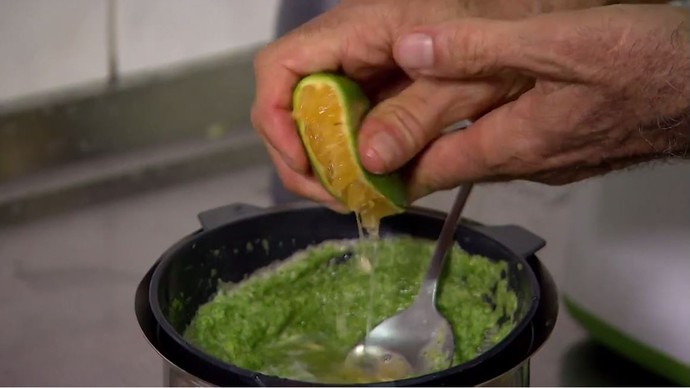 O suco de limão ajuda na absorção do cálcio encontrado na couve (Foto: TV Bahia)