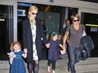 Nicole Kidman e Keith Urban desembarcam com as filhas nos EUA