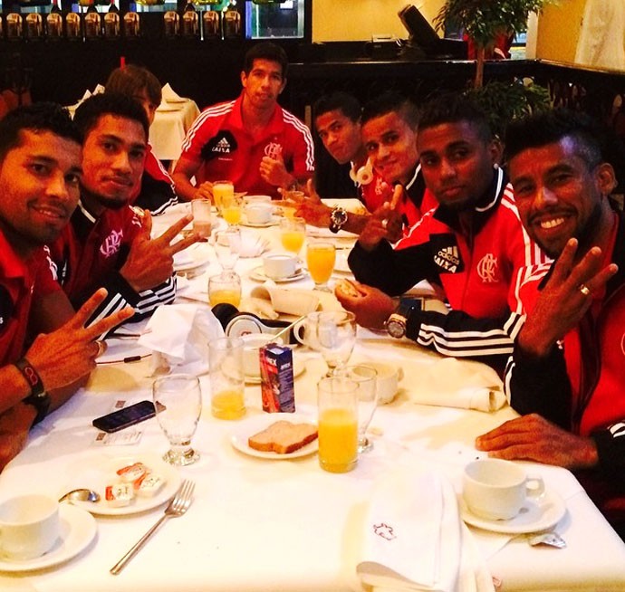 Flamengo Léo Moura com os jogadores no méxico (Foto: Reprodução / Instagram)