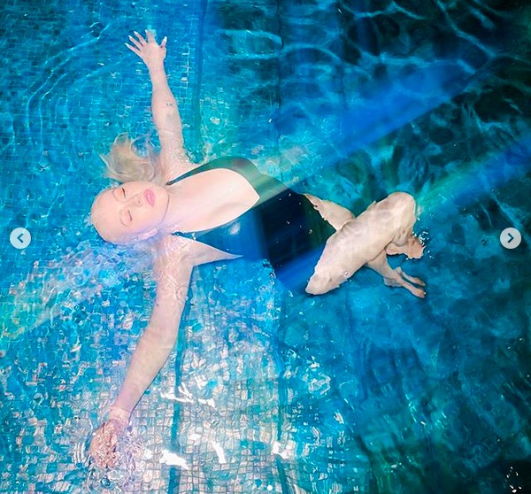 A cantora Christina Aguilera na piscina de casa durante seu período em quarentena (Foto: Instagram)