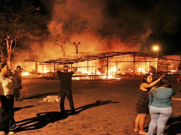 Barraca foi incêndiada depois de uma queima de fogos na Bahia (Foto: Rafael Amaral / rastro101)