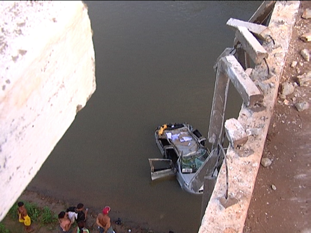 Carro foi parar na água após despencar de ponte (Foto: Reprodução/TV Mirante)