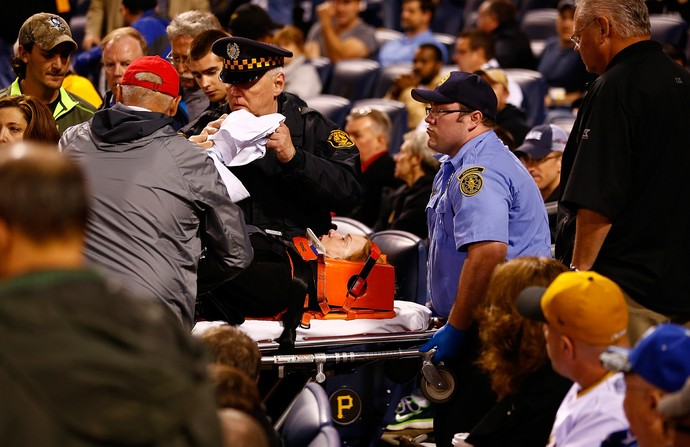 Torcedora é retirada para ambulância em partida de beisebol (Foto: Jared Wickerham / AFP)