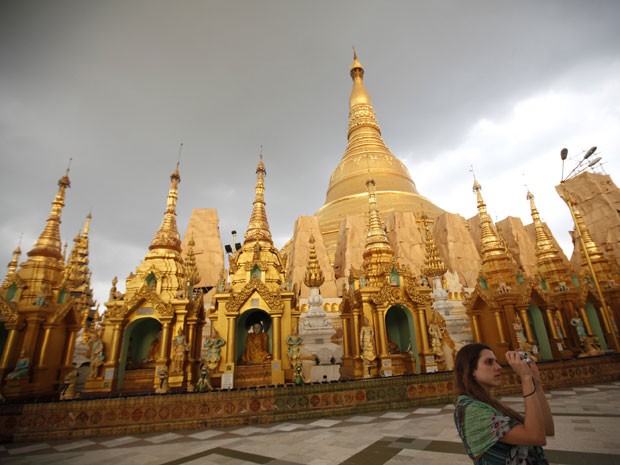 Turista na Shwe Dagon Pagoda em Yangon, Mianmar (Foto: Minzayar/Reuters)