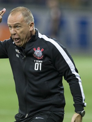 A oposição do Corinthians já avisou: se ganhar, tira Mano Menezes