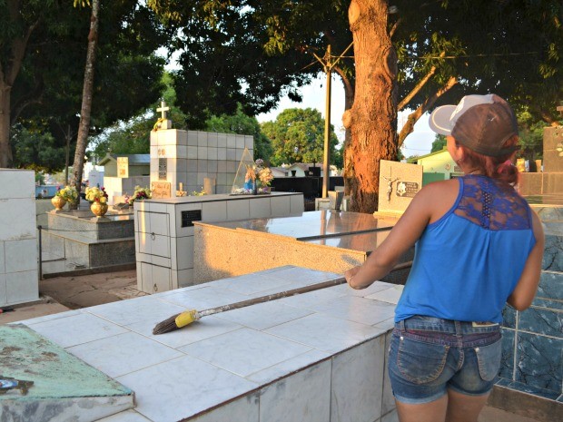 Luana Ramal  pretende lucrar ao menos mais R$ 300 até quarta-feira (2), em cemitério de Rio Branco  (Foto: Quésia Melo/G1)