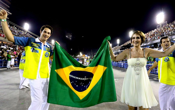 Bruno Senna e Viviane desfile Senna Unidos da Tijuca (Foto: Marcelo Theobald / Agência O Globo)