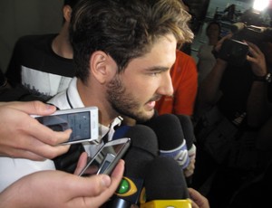 Pato Corinthians desembarque (Foto: Rodrigo Faber)