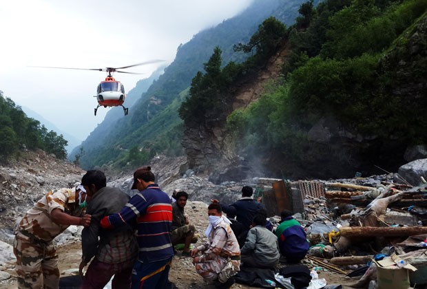 Equipes de resgate retiram moradores isolados no estado de Uttarakhand neste domingo (23) (Foto: ITBP/AFP)