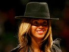 Estilosa, Beyoncé usa chapéu em jogo de basquete