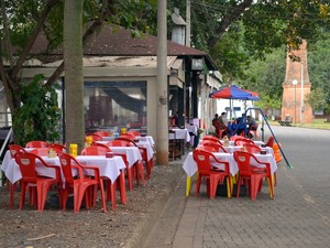 Uso de mesas em áreas verdesda Rua do Porto, em Piracicaba, foi discutido em reunião (Foto: Thomaz Fernandes/G1)