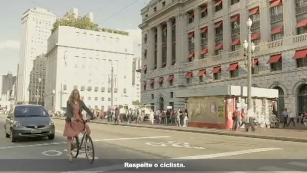 Ciclistas são mostrados como pessoas comuns, e não atletas paramentados para a competição (Foto: Reprodução) Ciclistas são mostrados como pessoas comuns, e não atletas paramentados para a competição (Foto: Reprodução)