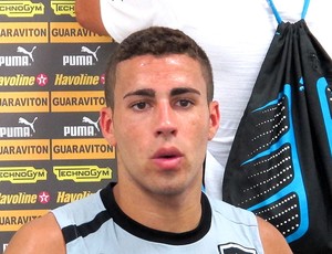 Gabriel na entrevista do Botafogo (Foto: Thales Soares / Globoesporte.com)