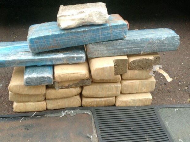 Ao longo de três meses, foram apreendidas vários tabletes de drogas que eram transportados por traficantes (Foto: Divulgação/Denarc) Ao longo de três meses, foram apreendidas vários tabletes de drogas que eram transportados por traficantes (Foto: Divulgação/Denarc)