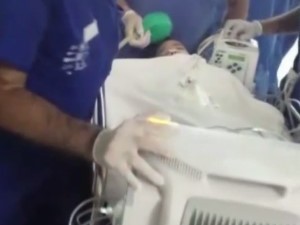 Um dos gêmeos é filmado ao sair do centro cirúrgico em Goiânia, Goiás (Foto: Reprodução/ TV Anhanguera)