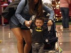 Daniele Suzuki brinca com o filho em shopping
